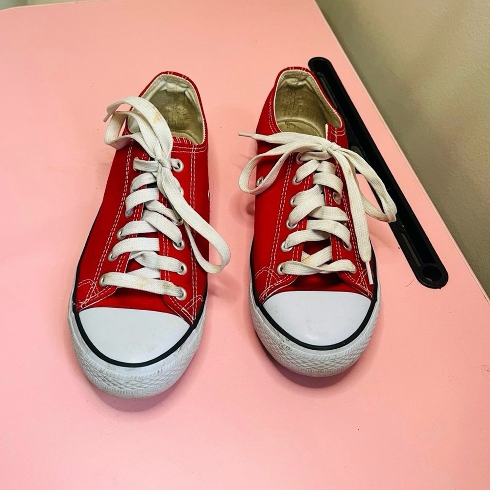 Women’s Conamore Low-Top Red Sneakers Size 10